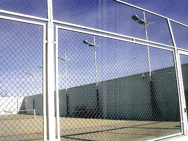 鐵絲網(wǎng)圍墻圖片2