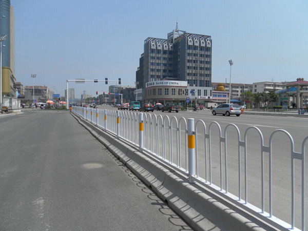 湖北隔離帶護(hù)欄網(wǎng)圖片2