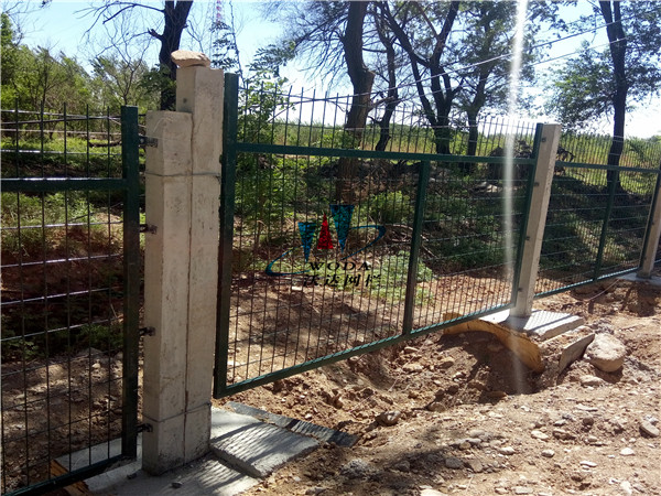 鐵路護(hù)欄_金屬柵欄網(wǎng)片工程案例