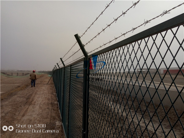 余姚北京大興機(jī)場(chǎng)附近河道護(hù)欄網(wǎng)案例圖片5