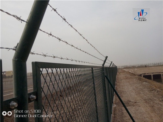 余姚北京大興機(jī)場(chǎng)附近河道護(hù)欄網(wǎng)案例圖片2