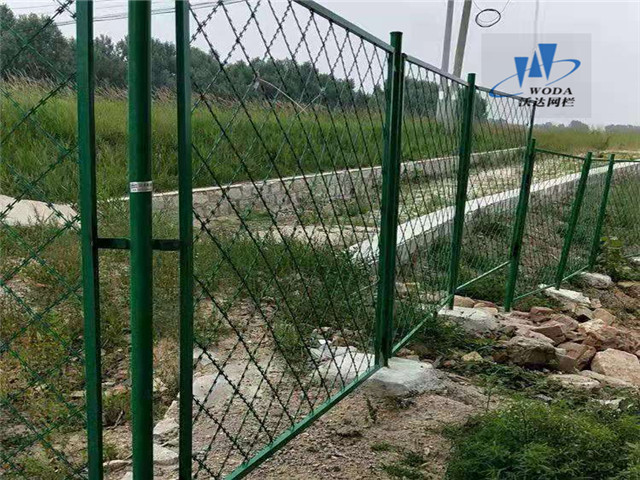 刀片刺網(wǎng)護(hù)欄圖片1