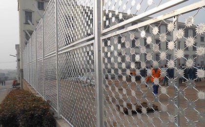 菱形孔隔離網(wǎng)